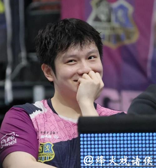樊振东2-3输国乒19岁小将,两连败后他却笑了!得知原因他并没输 樊振东2-3输国乒19岁小将,两连败后他却笑了!得知原因他并没输